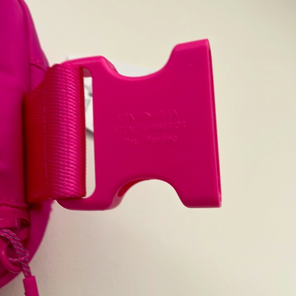 NWT Lululemon Everywhere Belt bag Sonic Pink 1L - Picture 10 of 15
